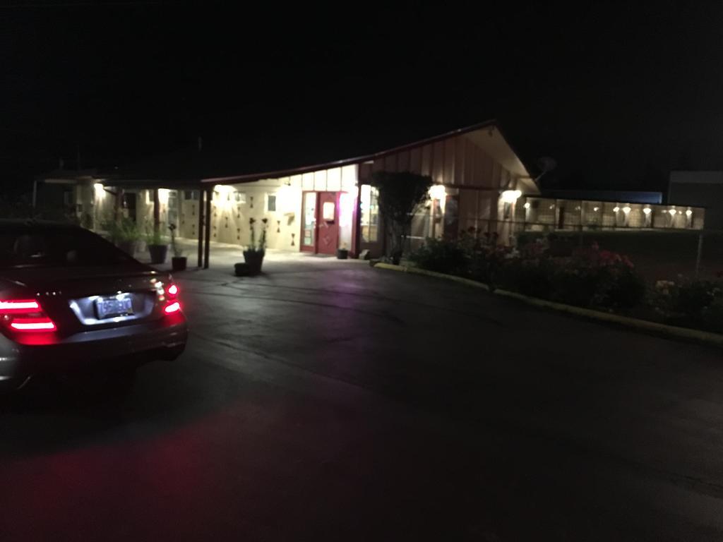 Budget Inn Motel Вудберн Экстерьер фото
