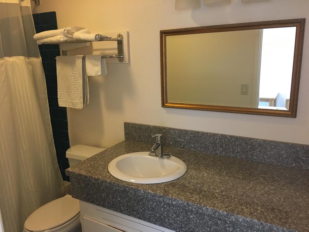 Budget Inn Motel Вудберн Экстерьер фото