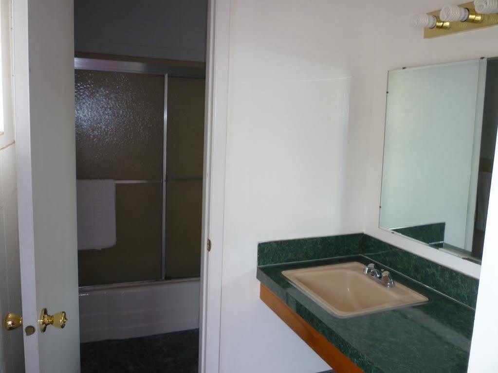 Budget Inn Motel Вудберн Экстерьер фото