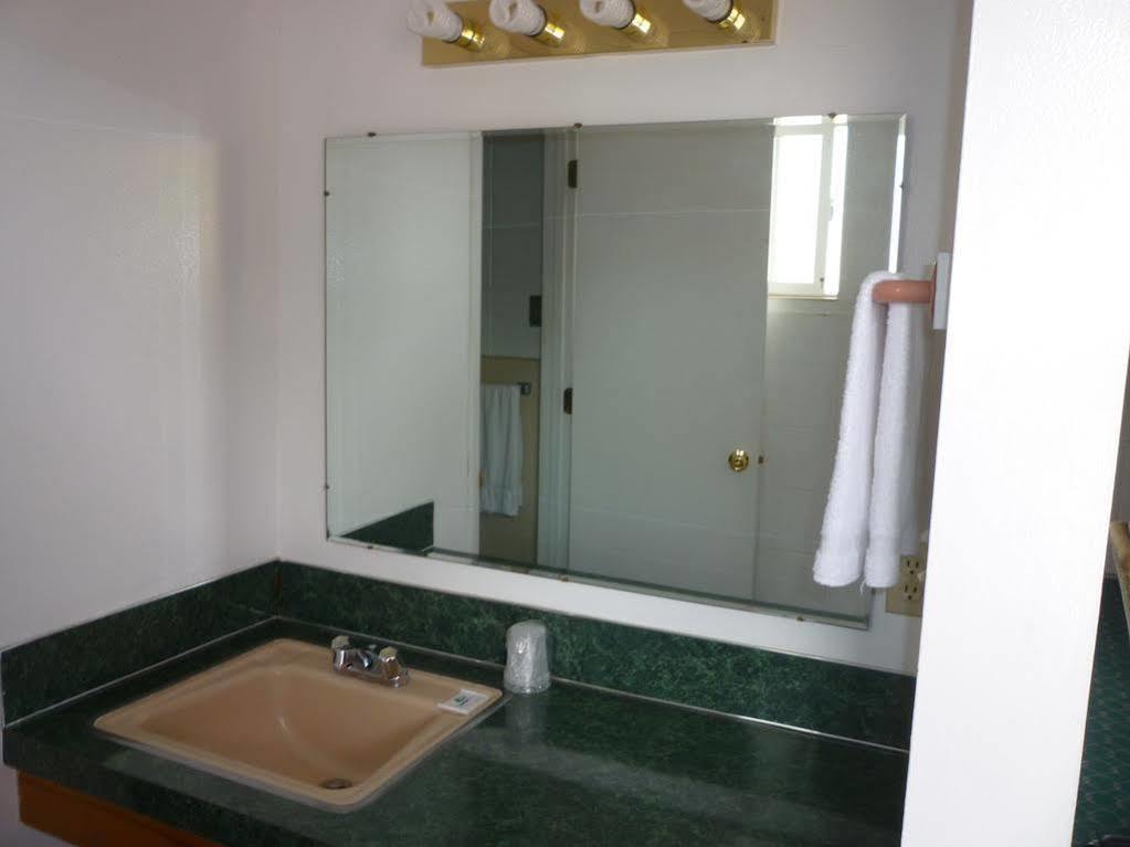 Budget Inn Motel Вудберн Экстерьер фото